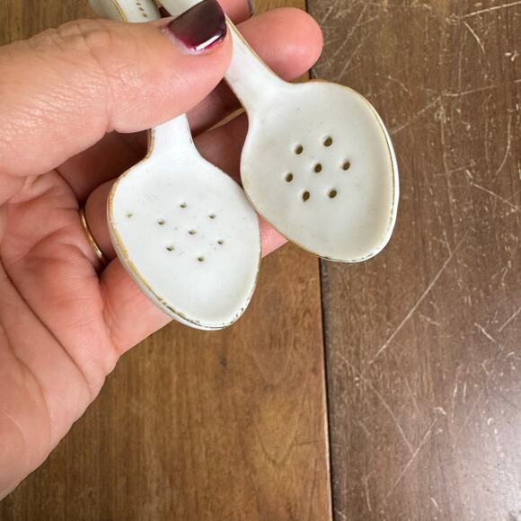 Vintage JAPAN White‎ Porcelain Spoon Gold Floral Accent Salt and pepper Shakers - Picture 4 of 9